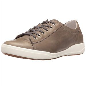 NWOT Joseph Seibel Sneaker